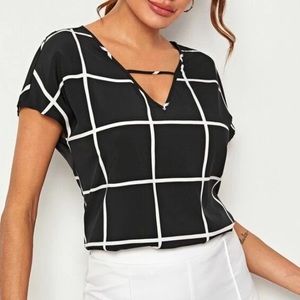 🩷 B&W V-Cut Neck Batwing Sleeve Grid Top